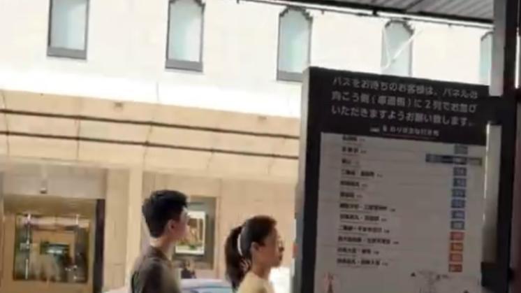 突如其来的“孕肚照”，是幸福的预告，还是流言的玩笑？——杨采钰疑怀孕风波，真相扑朔迷离