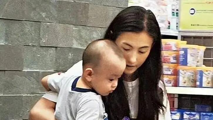 在《一路繁花》上公开喊话：只想要孩子，不要事业？张柏芝的人生选择才是最清醒的