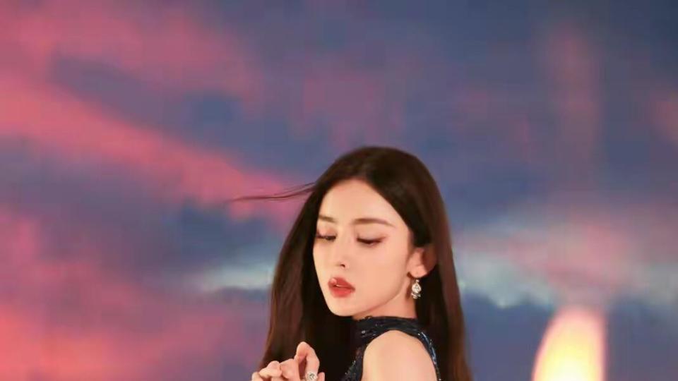 古力娜扎海边鎏金大片封神！蓝焰礼裙配上晚霞，美成人间绝色