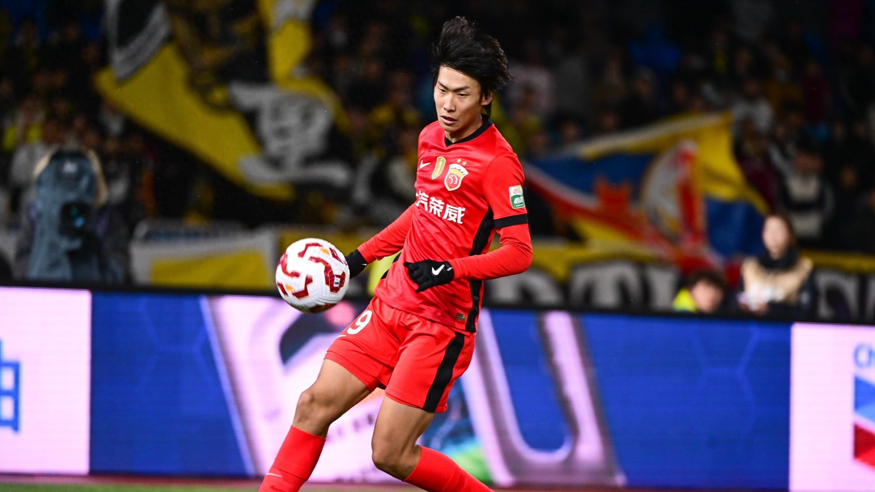 青岛滩上惊鸿一瞥：19岁新星，中超首秀，一球两助！谁是下一个梅西？