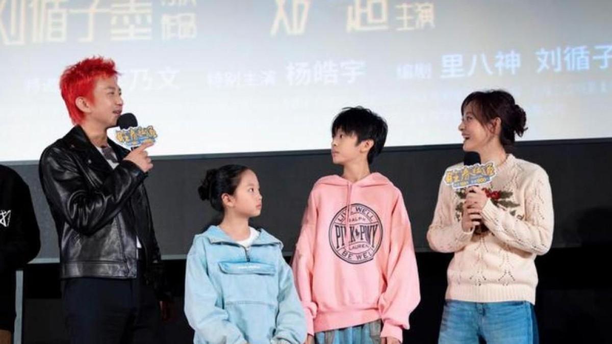 孙俪夫妇水晶婚晒全家福，搞怪尬舞秀恩爱，多年甜蜜依旧