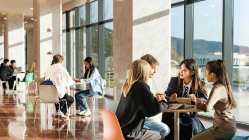 山海之间，青春正热烈——走进大连东软信息学院的多彩生活