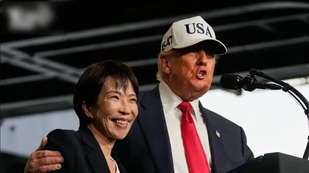 川普访日韩，高市早苗满脸媚笑称已准备好，李在明进献黄金王冠！