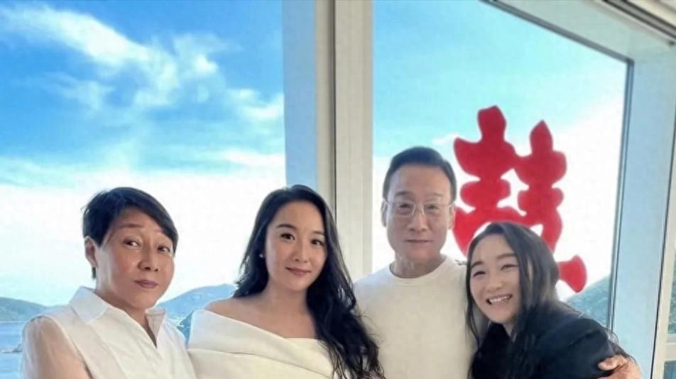 梁家辉香港街头被偶遇，打扮低调似路人，面容苍老，脸部好奇怪