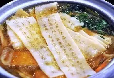 小伙失恋来面馆吃面，准备食用时，看到面里的“东西”立马不淡定了！