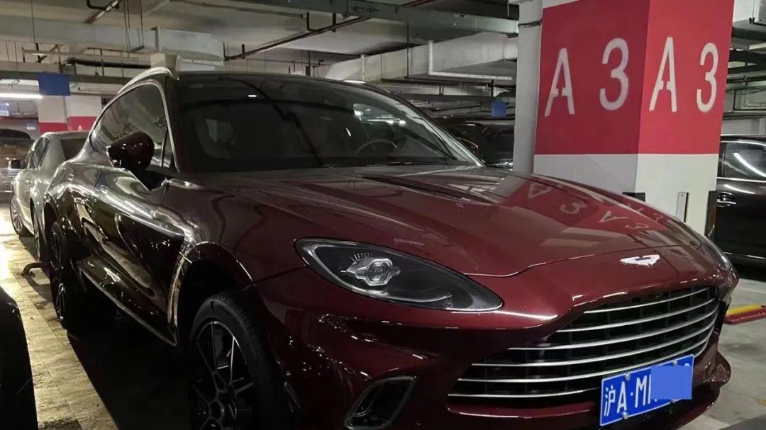 上海某老板，把400万法拉利扔小区，沦为废铁也不卖，物业：无能为力