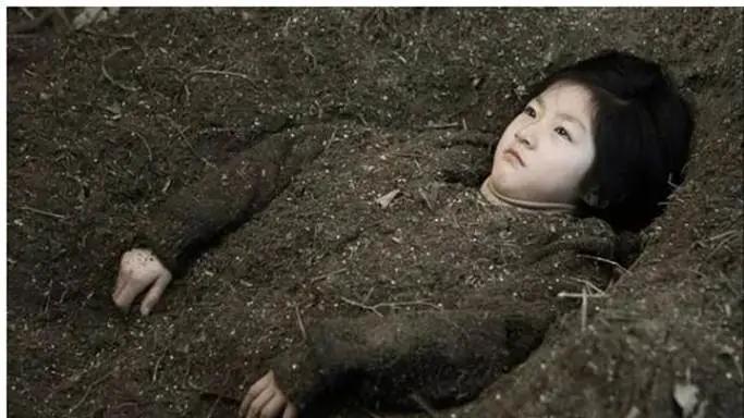 金赛纶：最心酸女星！25岁满头白发，浑身上下没一件首饰，廉价毛衣都起球