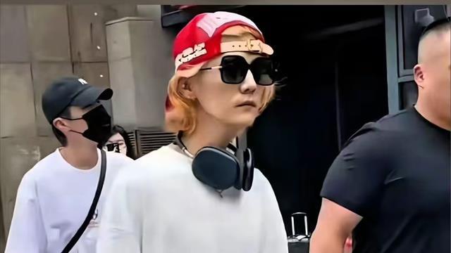 求放过观众眼睛！这些明星开演唱会，奇装异服，雌雄难辨太辣眼！