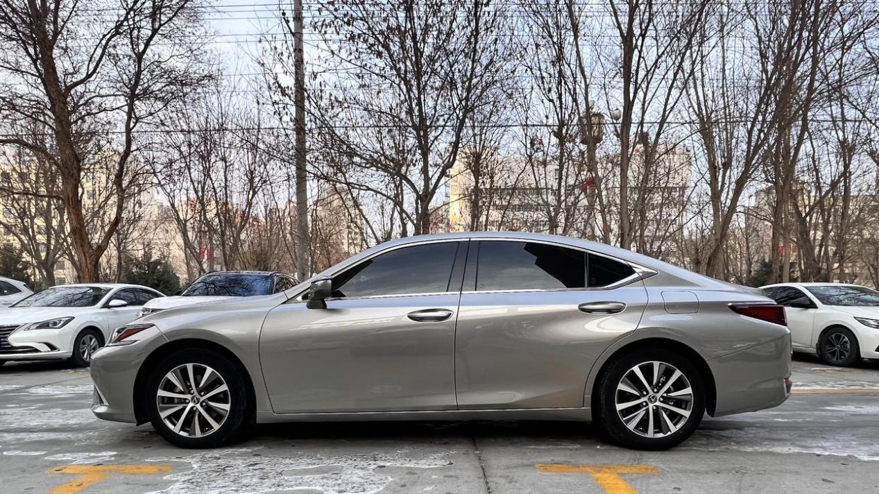 雷克萨斯ES2020款一手车，3.56万公里，18.88万，适合家用吗？