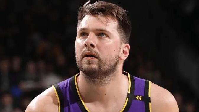 空砍45分11板！东契奇破纪录，湖人惨遭3连败，字母哥二人组46+18