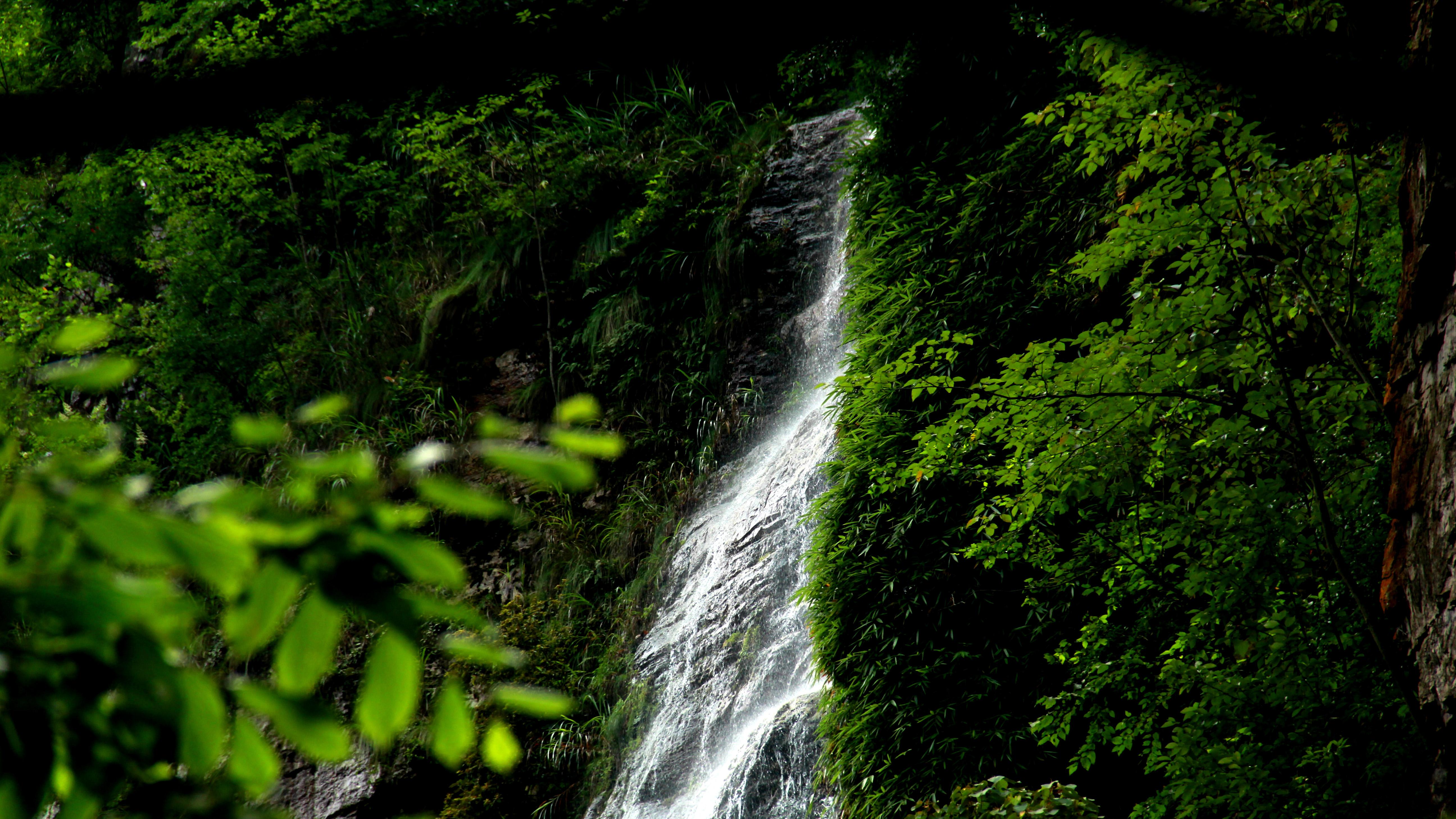 探秘夹缝岩：贵州的自然瑰宝与民族风情画卷