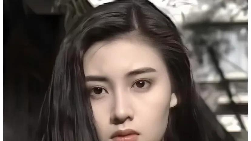 李嘉欣香港吃饭被偶遇，大美女就是大美女，岁月不曾留下痕迹