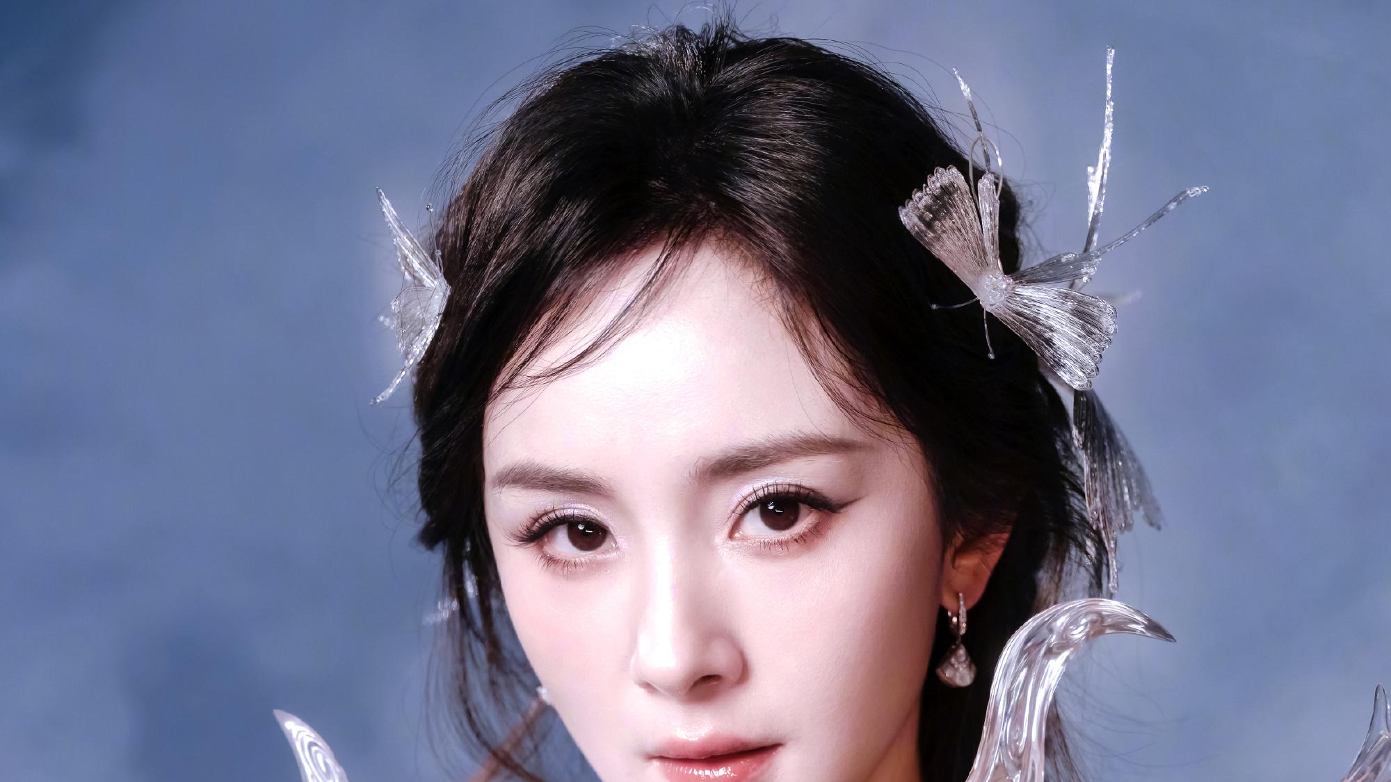 杨幂直播遭遇意外状况，现场反应竟如此出人意料？