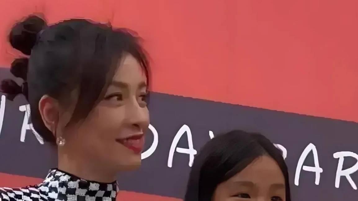 张庭16岁女儿T台首秀，面对颜值争议大方回应：快乐自信最重要
