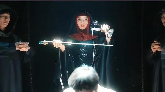 张俪：戏里是冷艳反派，戏外是性感女神，41岁活成娱乐圈清流！