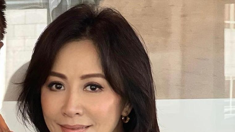 59岁的刘嘉玲晒老友聚会合照，精神状态真好