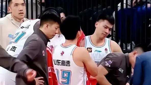 CBA新赛季：群雄逐鹿，策略博弈