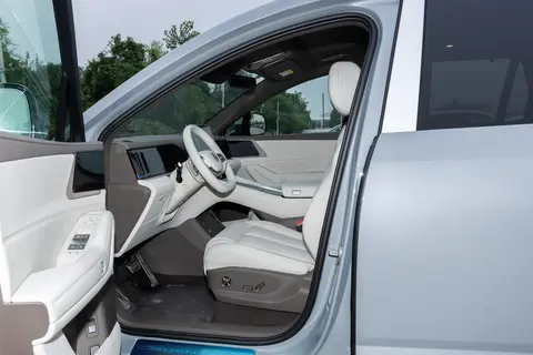 家用六座 SUV 新选择：腾势 N8L DM，均衡表现适配多孩家庭需求