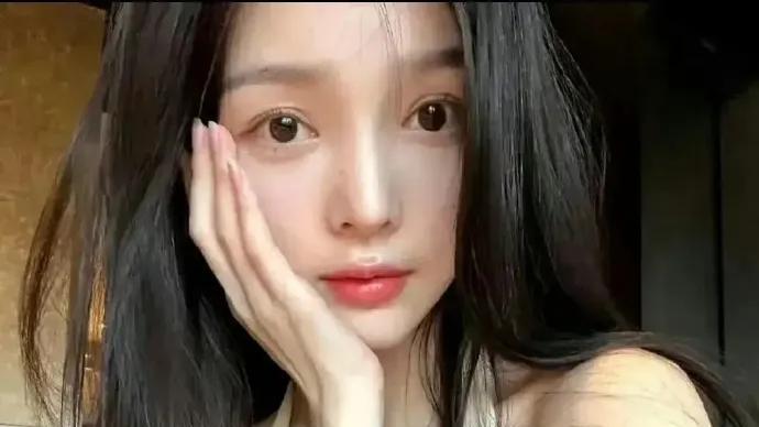 网红晓雪晒与李现聊天记录，骑马照与戏中一致，同框背影照曝光