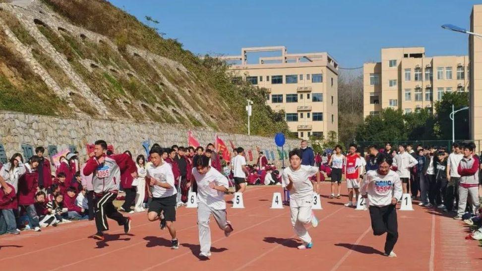 信阳市六职高举办2025年秋季趣味、田径运动会