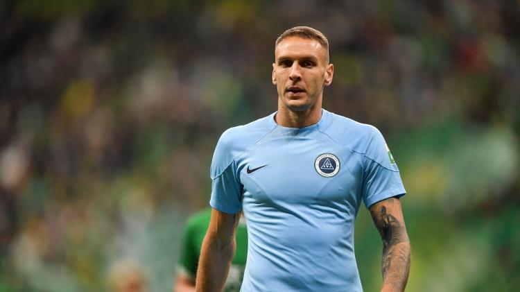 好消息！1米93欧洲后卫主动要求国足归化