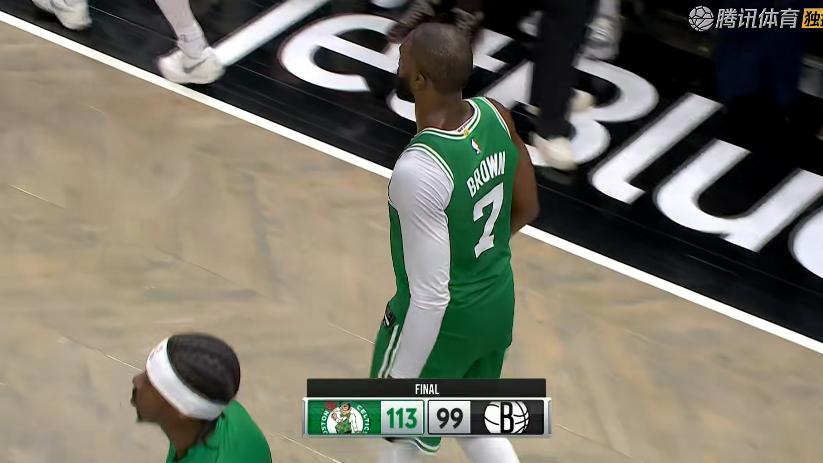 三连胜！布朗29+4+4，赛后布朗走向篮网替补席，和对方球员逐一拥抱