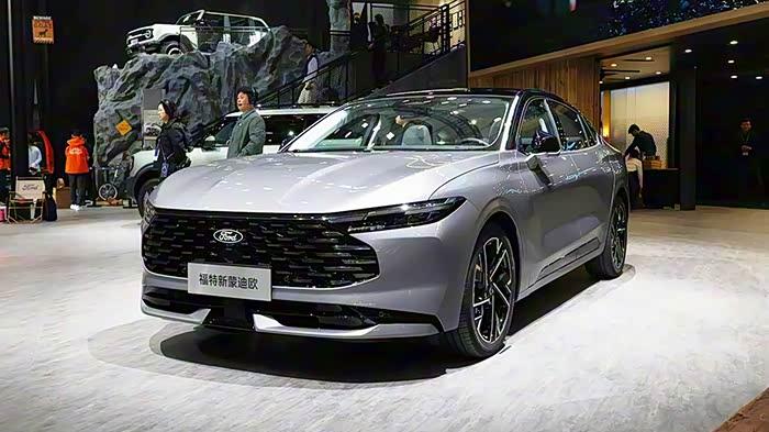 配置大升级，福特新蒙迪欧售价14.98万起，竞争雅阁凯美瑞选谁？