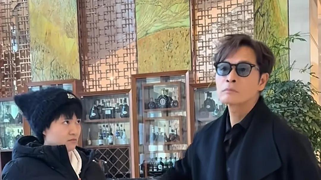 郭晋安最新露面！脸部状态变自然，网友：离婚后又年轻回去了