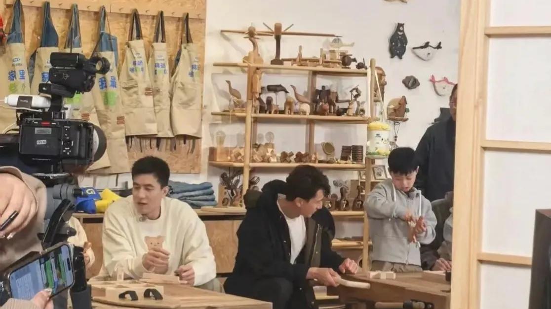 赛季结束郭艾伦回老家，被球迷发现身材略有变化，将录制《你好星期六》