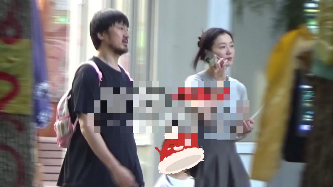 王传君齐溪一家三口公园漫步，笑容满面超有爱！