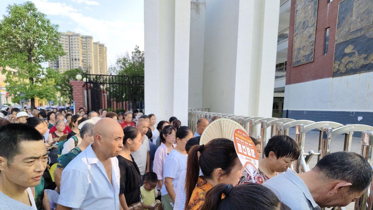 银发接送族：被“不建议”遮蔽的隔代奉献与教育温情