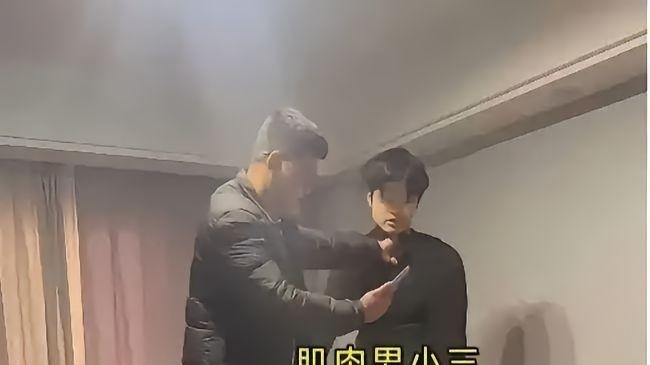 网传温州一音乐老师出轨肌肉男，双方配偶抓现行，4人激烈混打