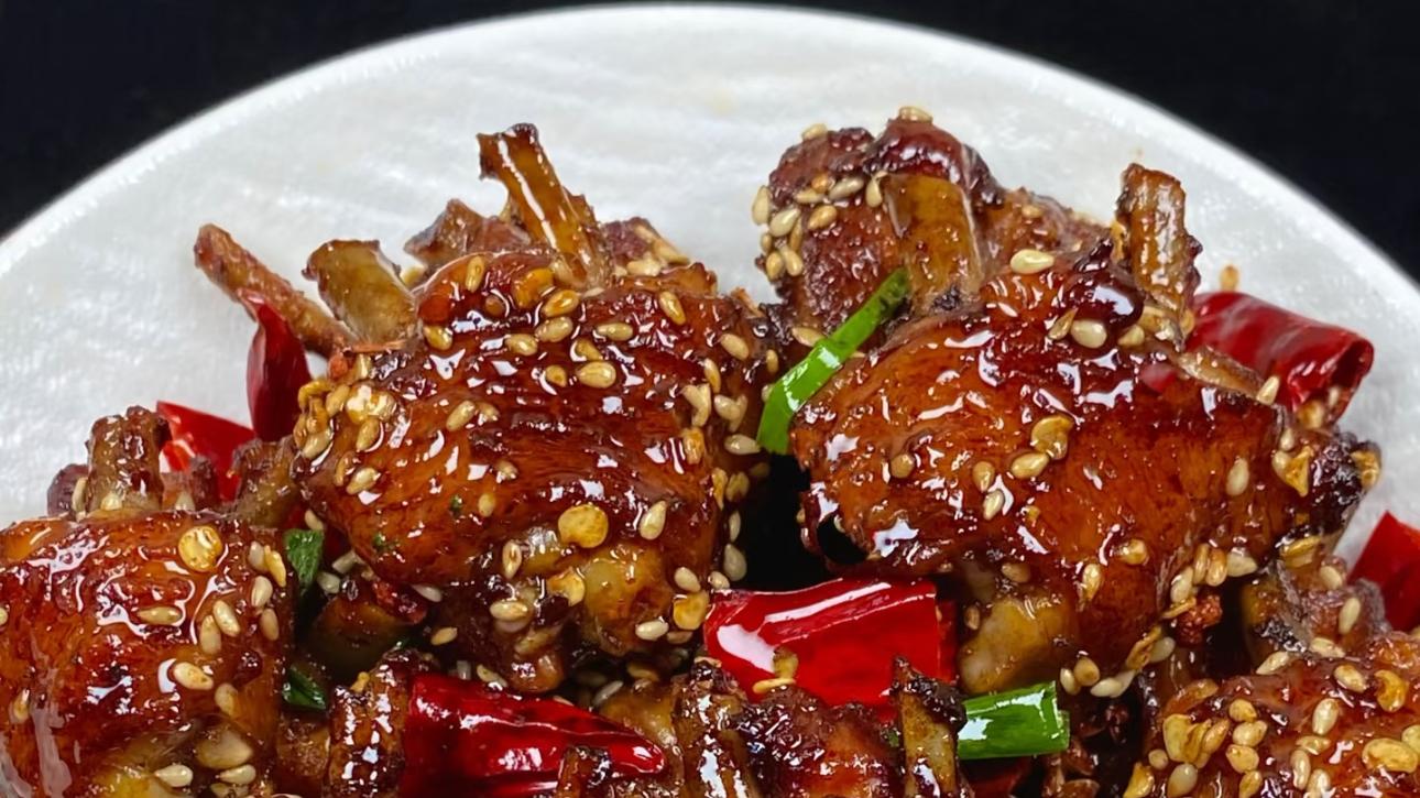 天呐！这鸡翅也太绝了吧？麻辣鲜香到骨头里，一口就上瘾！