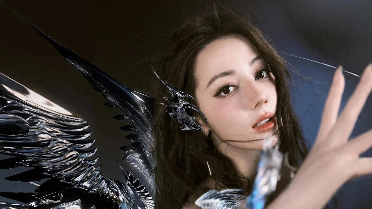 迪丽热巴：在美与飒的边界肆意生长