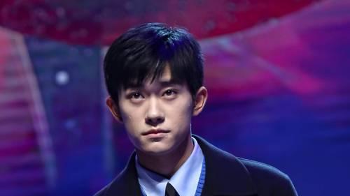 25岁易烊千玺摘金鸡重要奖项！成最年轻获奖者之一，网友吵翻"够不够格"