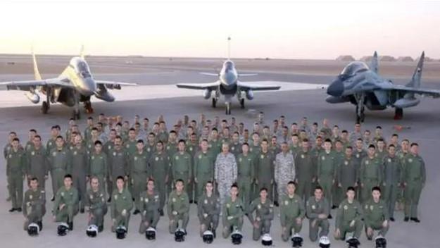歼-10C大战米格-29，两大中型空优机的巅峰对决，究竟谁更强？