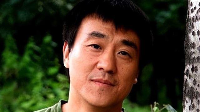 ​何冰：结婚几十年零绯闻！看看妻子是谁，就知道他为何不敢乱来了