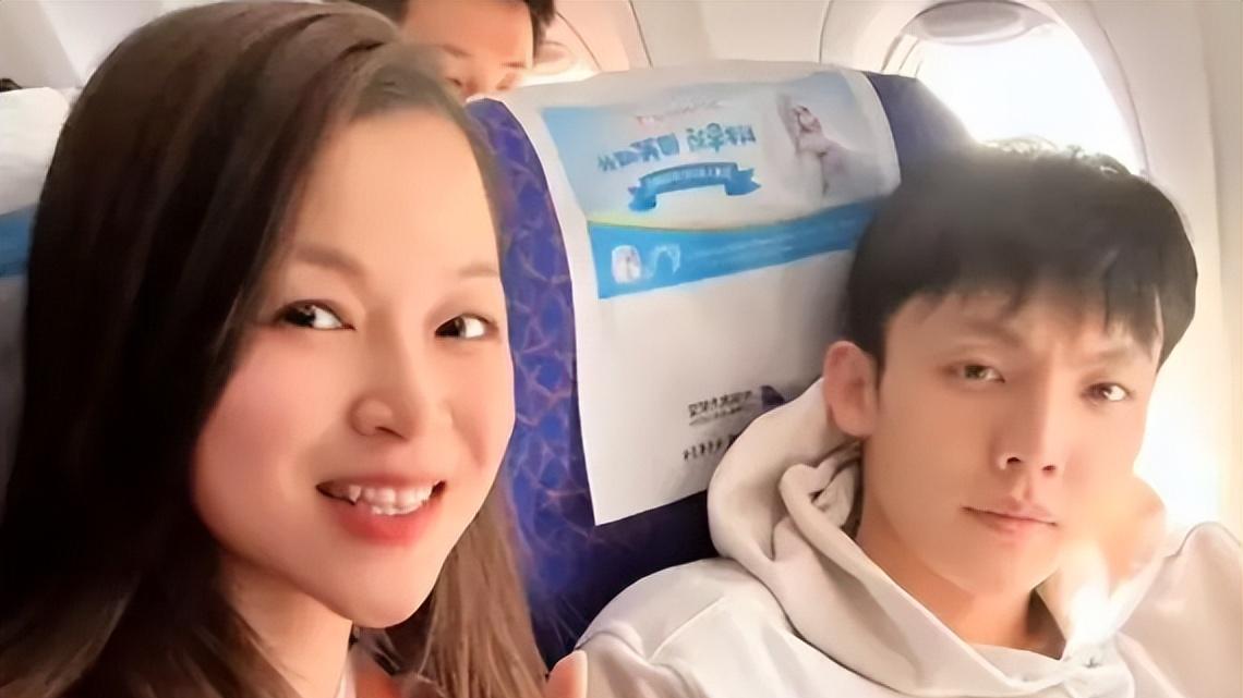 徐杰与美女球迷飞机合影引热议，真相究竟如何？