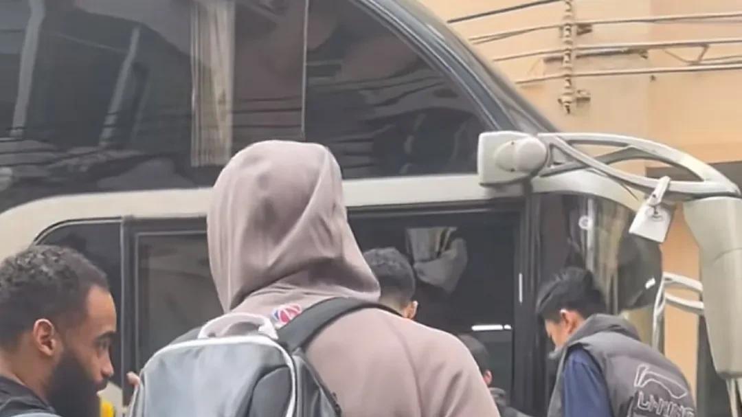 广东队下午出发了！看来这次热身赛是真的，球员们穿着拖鞋，行李简单，感觉就像出门遛