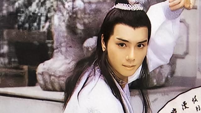 香港知名男星罕见露面，双鬓斑白至今未婚，苦恋影后无疾而终