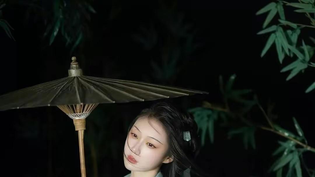 南乡子 冬宵待月