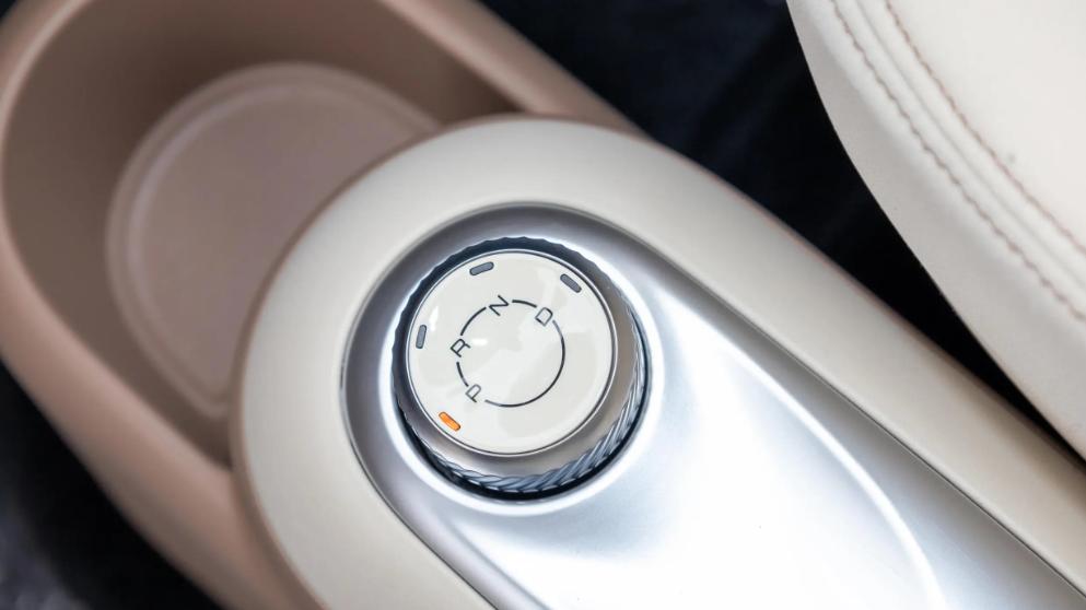 怪不得受欢迎，五菱宏光MINI EV稳坐销冠位置，直接入手顶配没商量