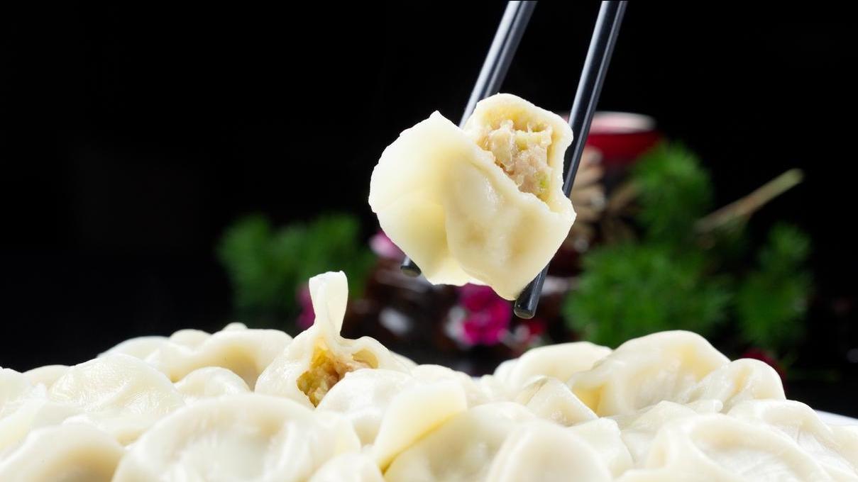 立冬餐桌南北PK：一碗暖食里的节气智慧