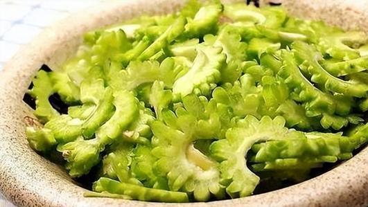 吃苦瓜能降尿酸？真正能稳定尿酸的，或是这几种