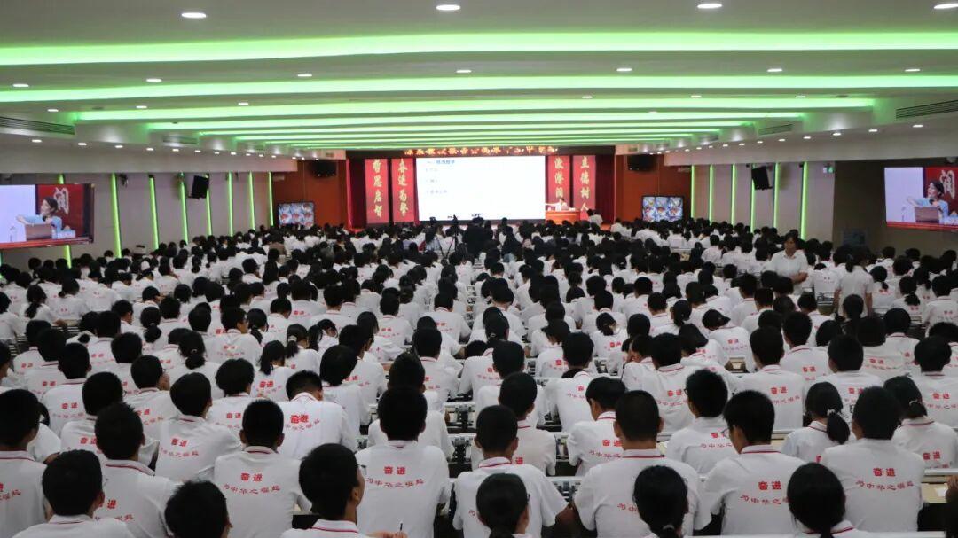 复旦大学哲学博士陈果老师走进衡水十三中作专场报告
