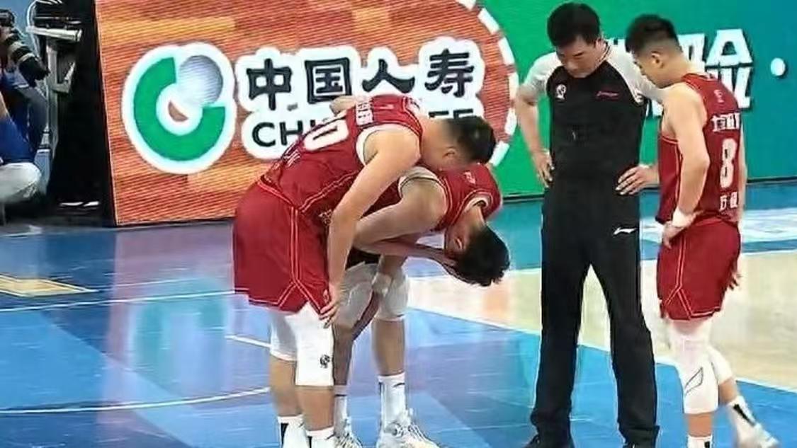 忍不了？周琦妻子怒骂球迷原因找到，伤情曝光，周琦报销悬念揭晓