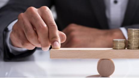 无工作许可，无合同——然而外国人仍获45万元