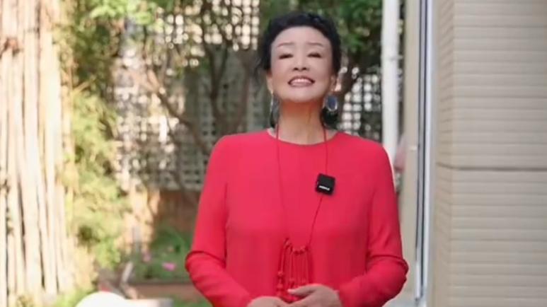 汪小菲正式结婚，撒喜糖笑容灿烂，张兰穿红衣亮相，一家幸福满溢