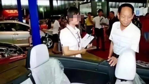 袁隆平摸了下豪车，竟被骂惨了！他可是“杂交水稻之父”啊，一辈子为咱老百姓的饭碗操