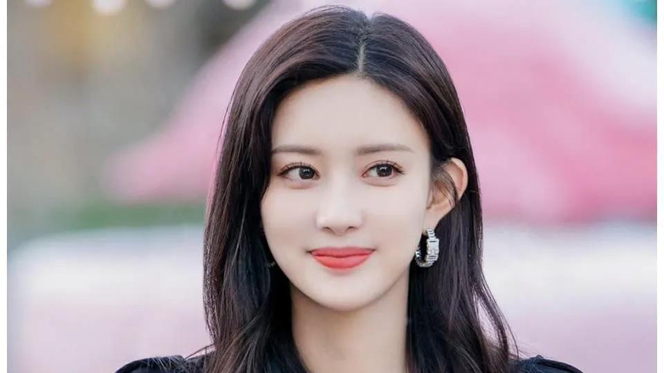 标准浓颜系美女，又纯又欲又甜美得太超前，网友：真是太养眼啦！
